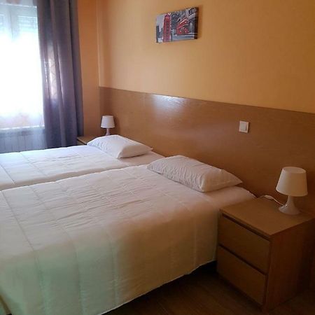 Hostal La Pared Torres de la Alameda Eksteriør bilde