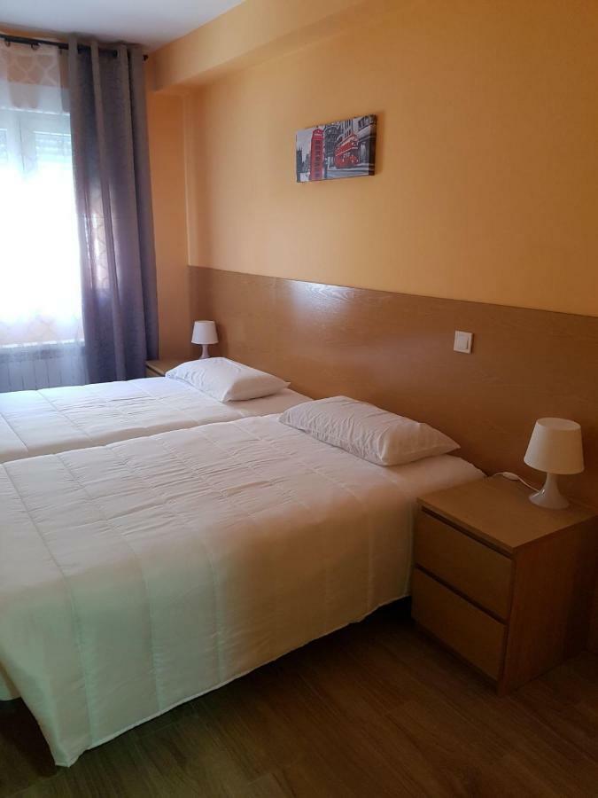 Hostal La Pared Torres de la Alameda Eksteriør bilde