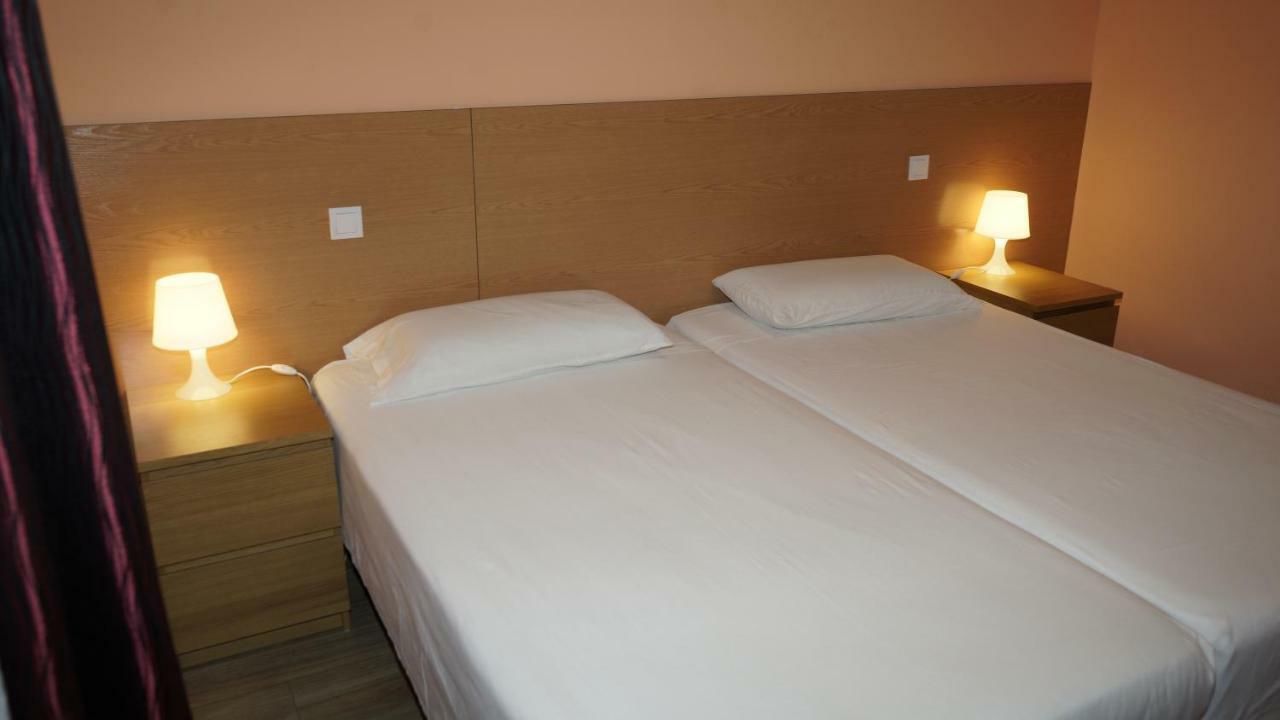 Hostal La Pared Torres de la Alameda Eksteriør bilde