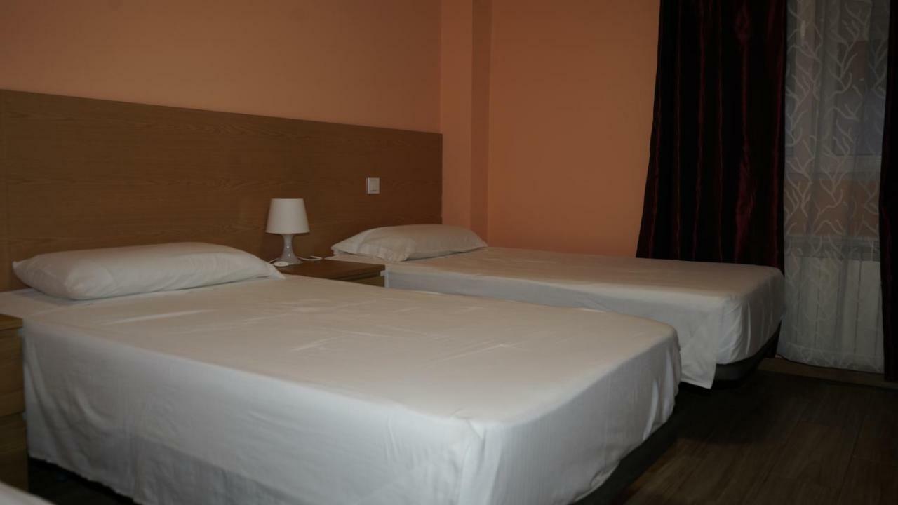 Hostal La Pared Torres de la Alameda Eksteriør bilde