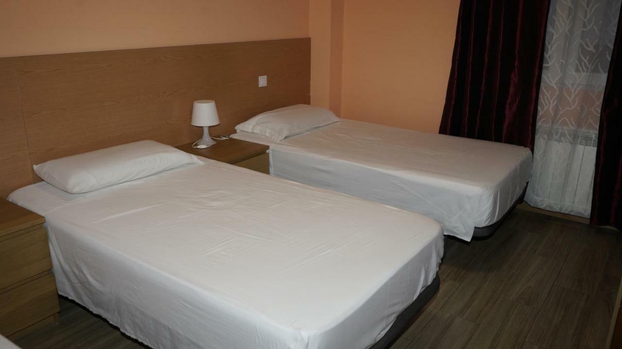 Hostal La Pared Torres de la Alameda Eksteriør bilde