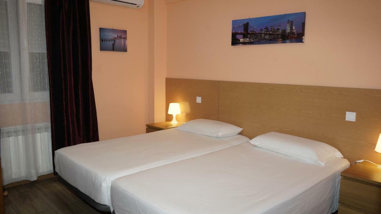 Hostal La Pared Torres de la Alameda Eksteriør bilde